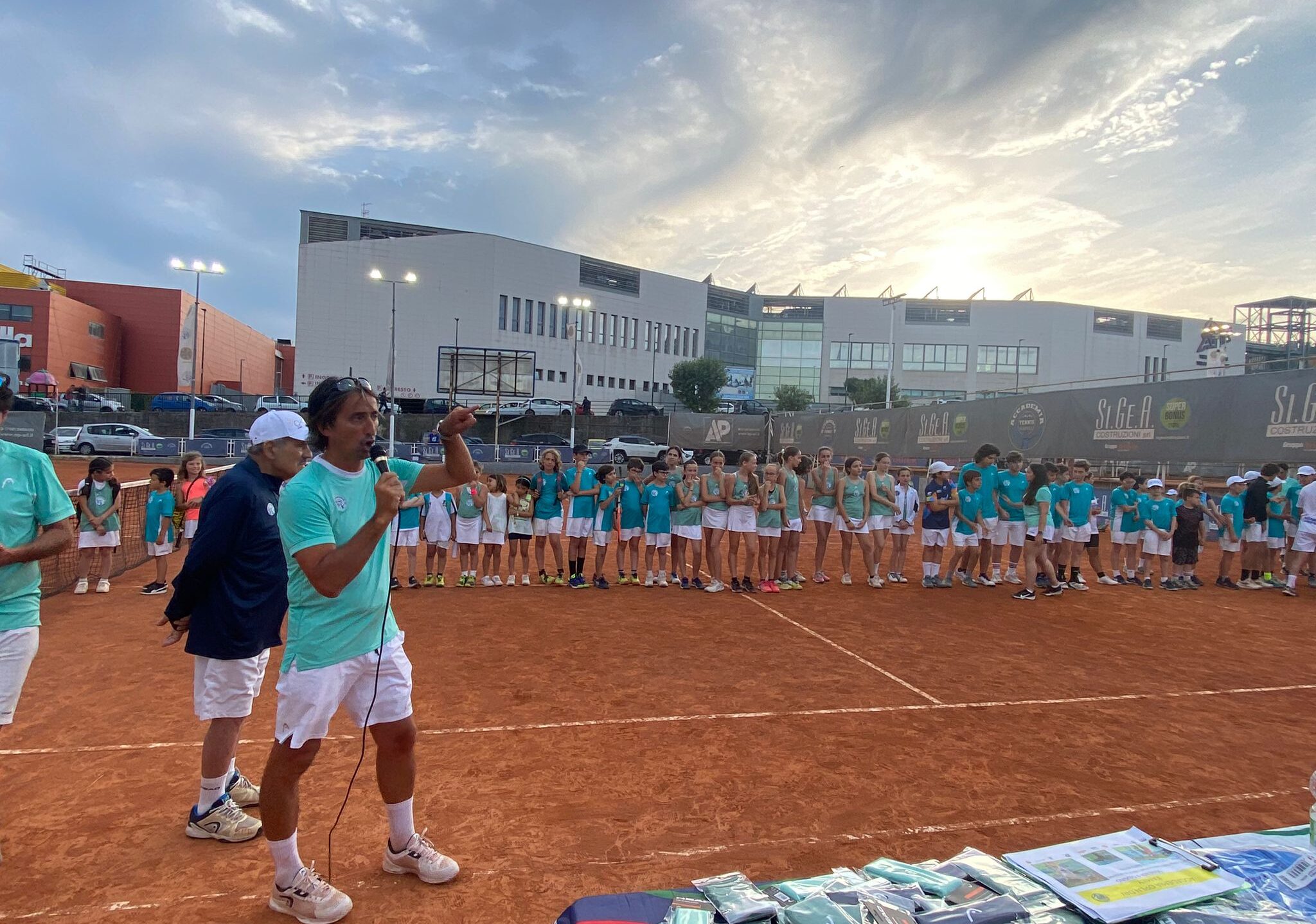 AUGURI DI SANTA PASQUA a tutti, e in particolare a chi ama il Tennis